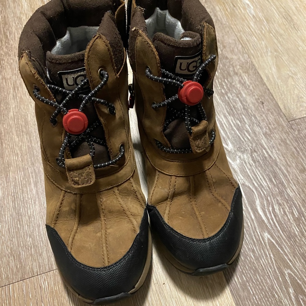 Uggs boys size 6 boots